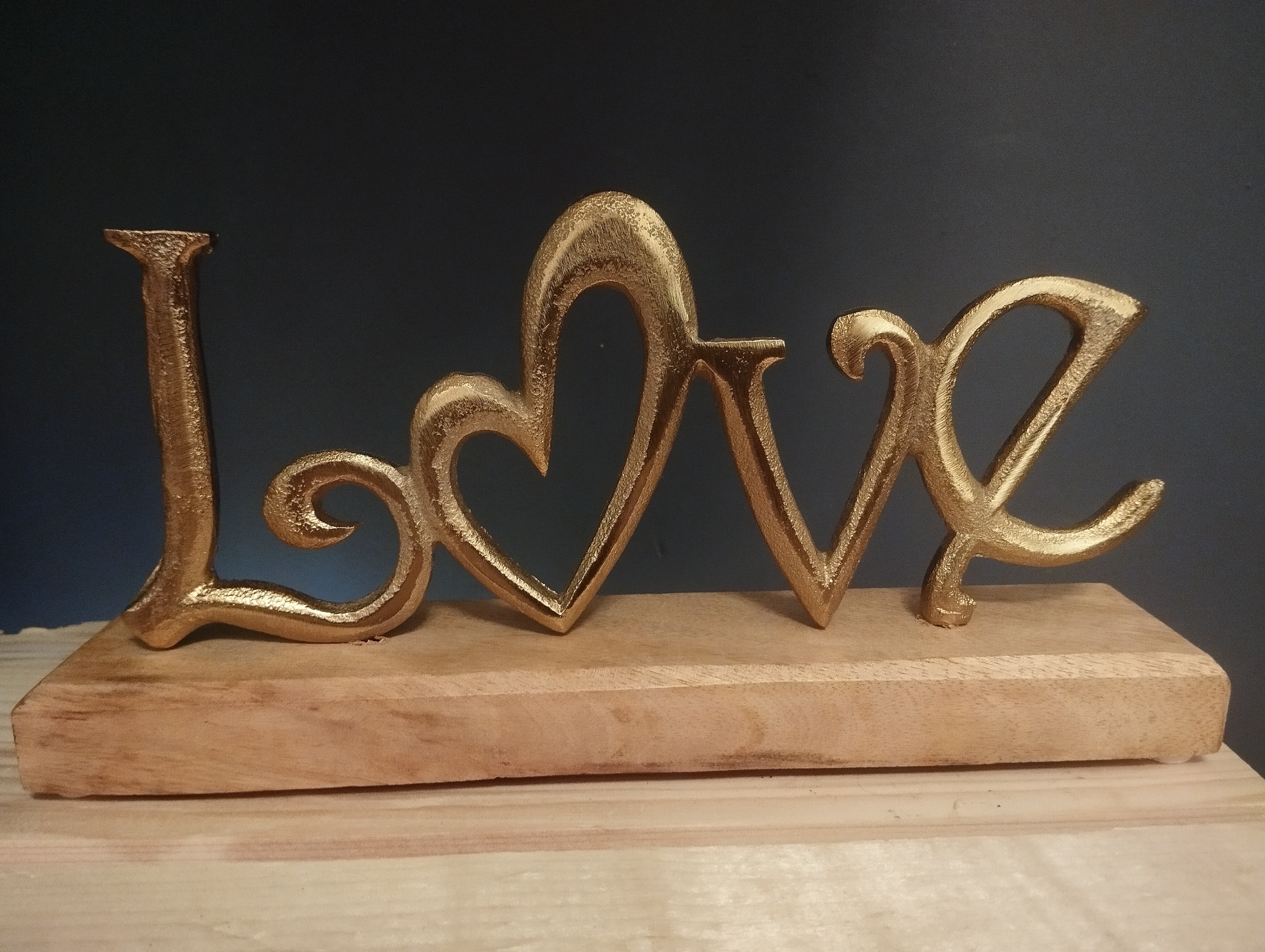 Scultura Decorativa "Love" – Eleganza Dorata per la Tua Casa